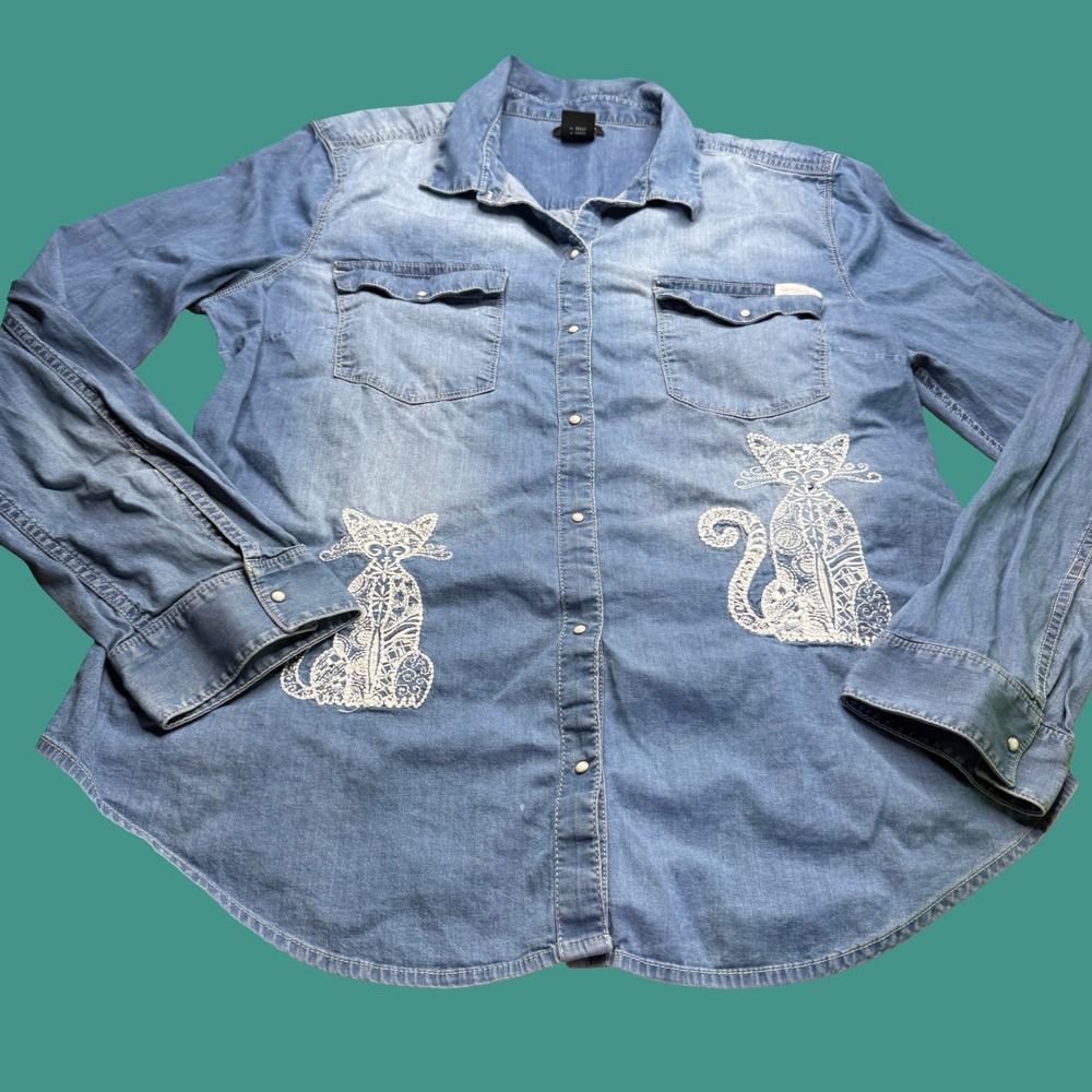 Calvin Klein Jeans Womens XL Embroidered Cat Denim Western Pearl Snap Shirt